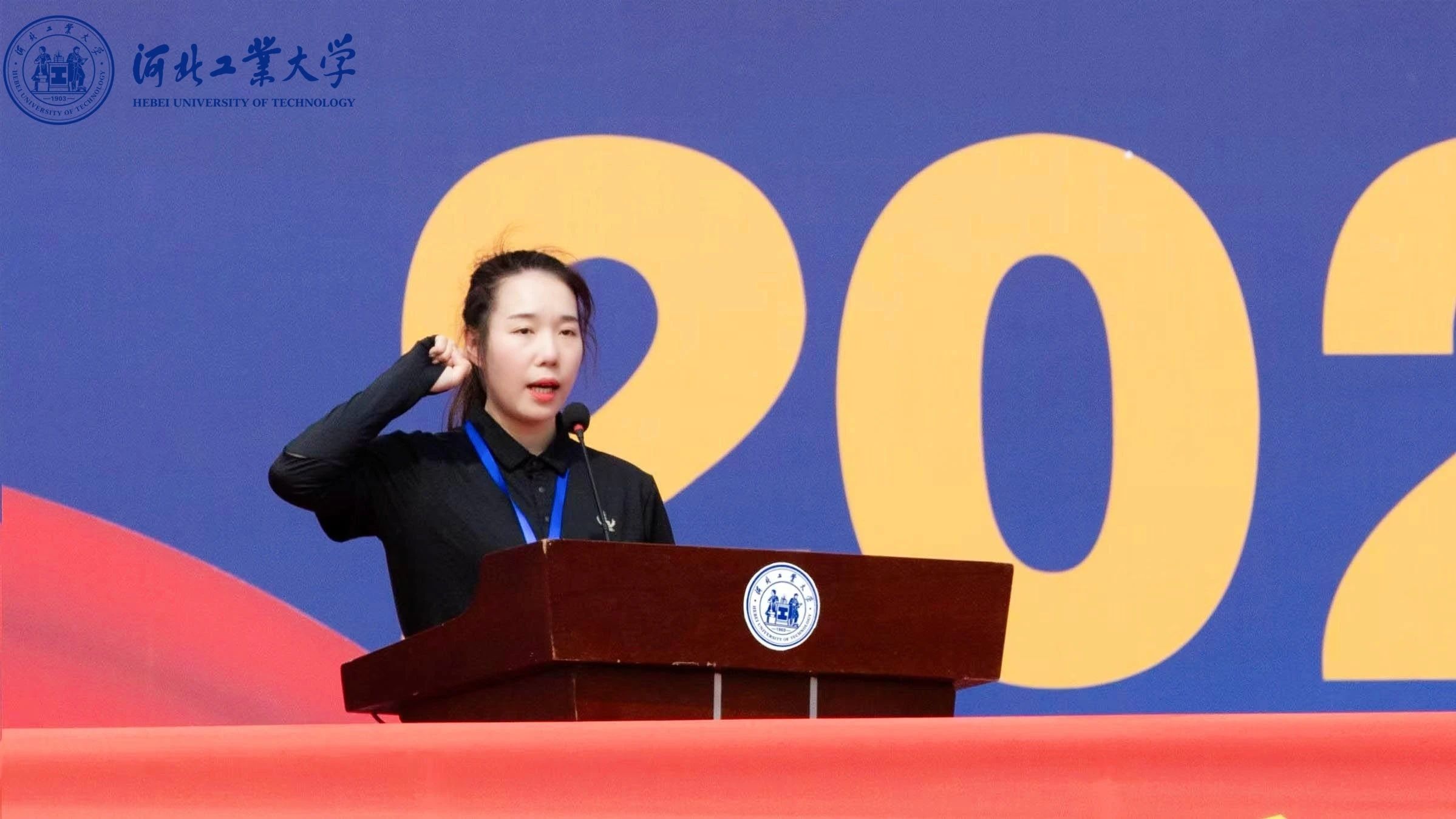 黑衣服学生.jpg